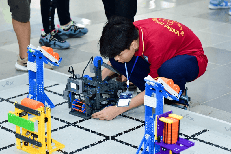Những Cuộc Thi Về STEM Robotics